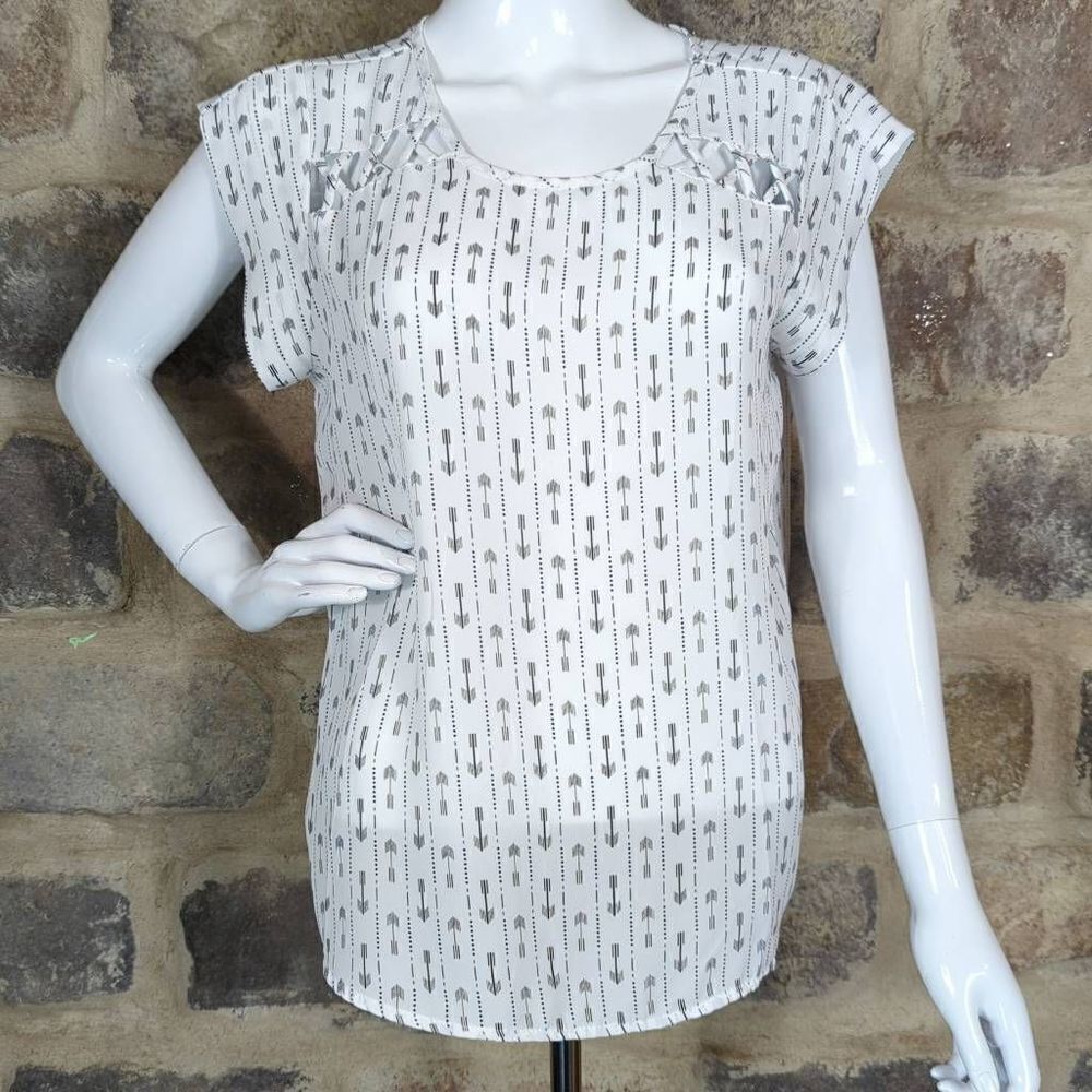 S. R. by Sweet Rain Blouse Woman's Size Large White Black Arrow Print Cap Sleeve